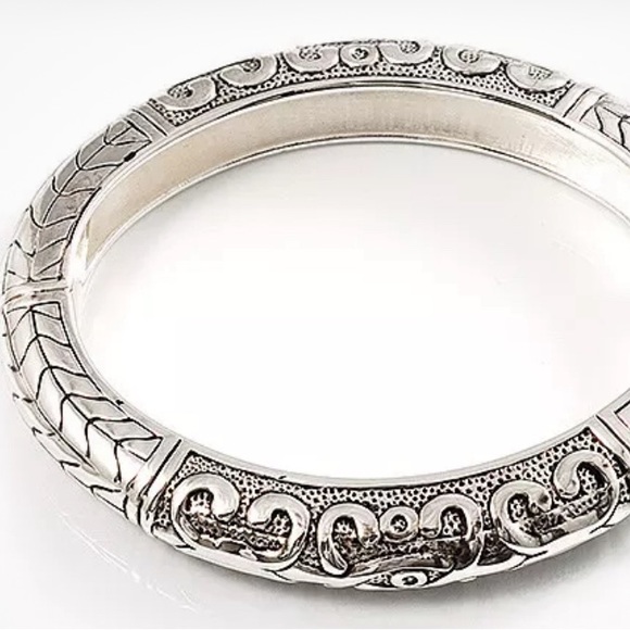 Non Tarnish Bangle 💕 - Picture 2 of 3